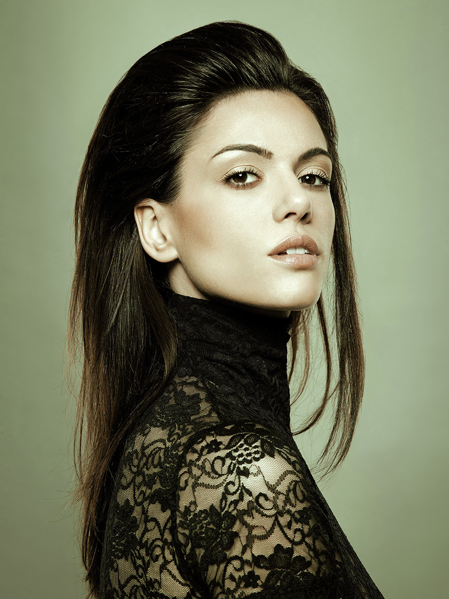 primo piano di modella in studio su fondo verde