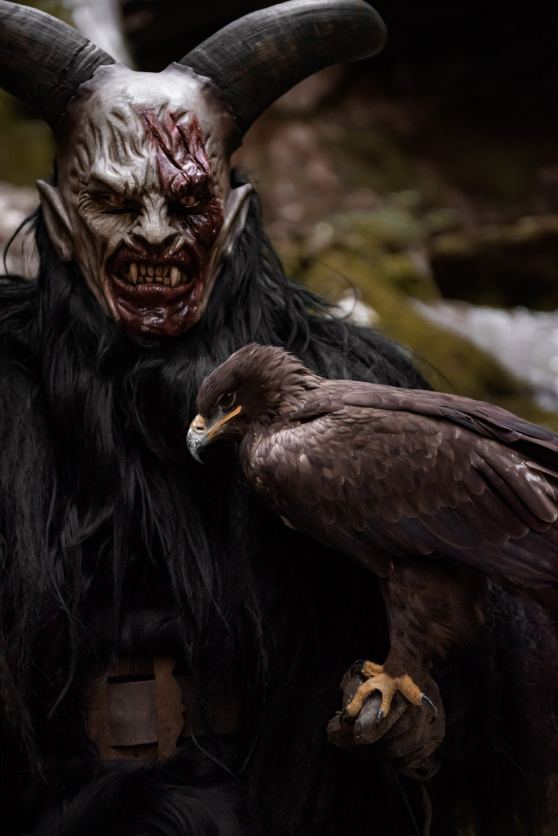 krampus tiene in mano un'aquila