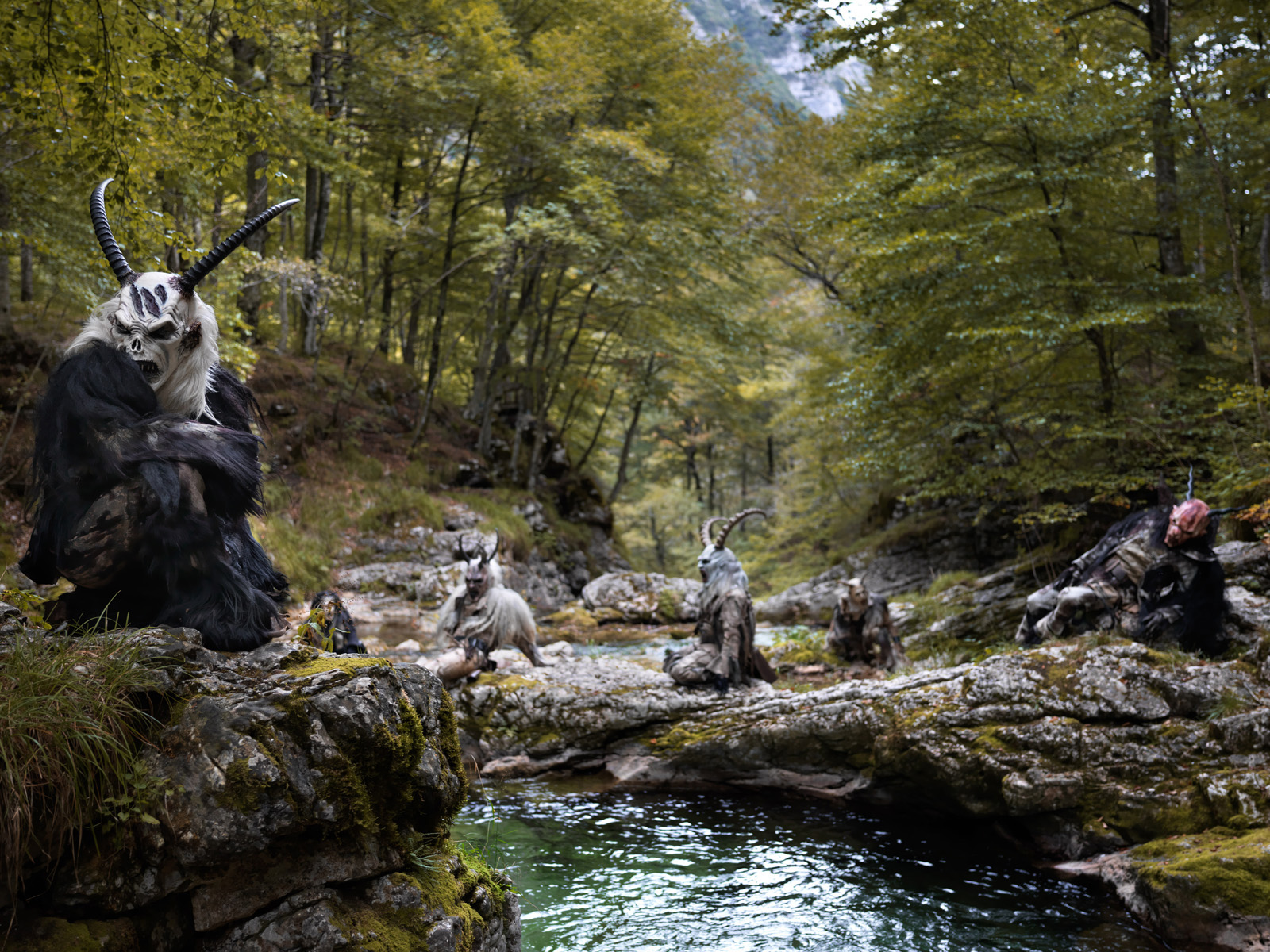 gruppo di krampus si riposa tra le pozze di acqua dolce