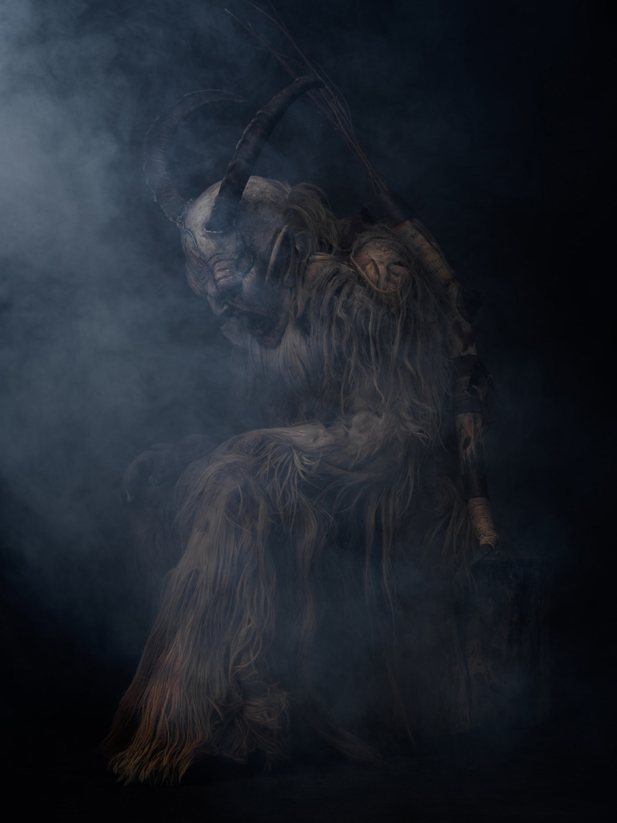 krampus inginocchiato nel fumo all'interno del rifugio