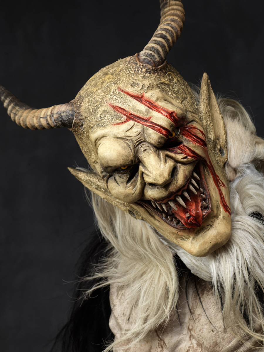 foto di krampus con la lingua fuori