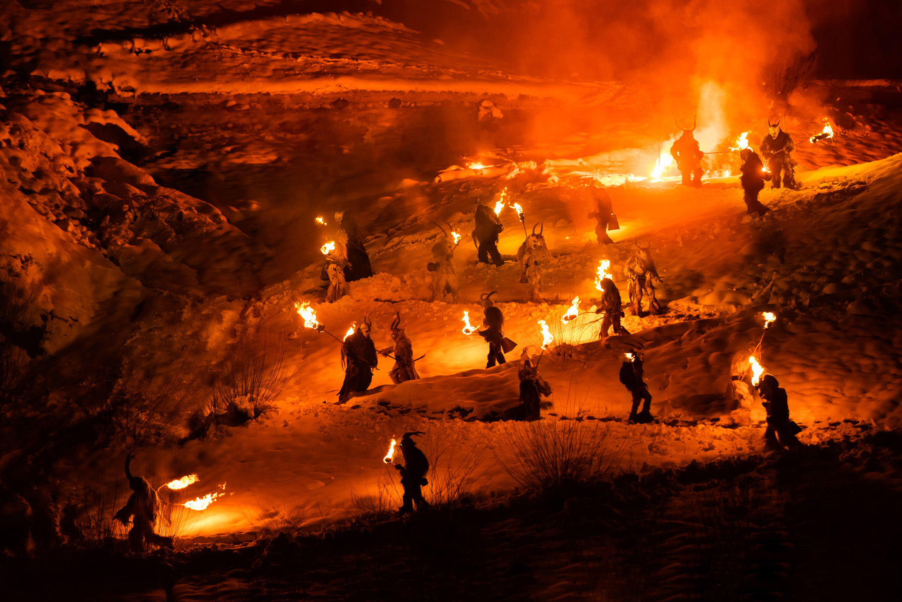 discesa di krampus tra le fiamme