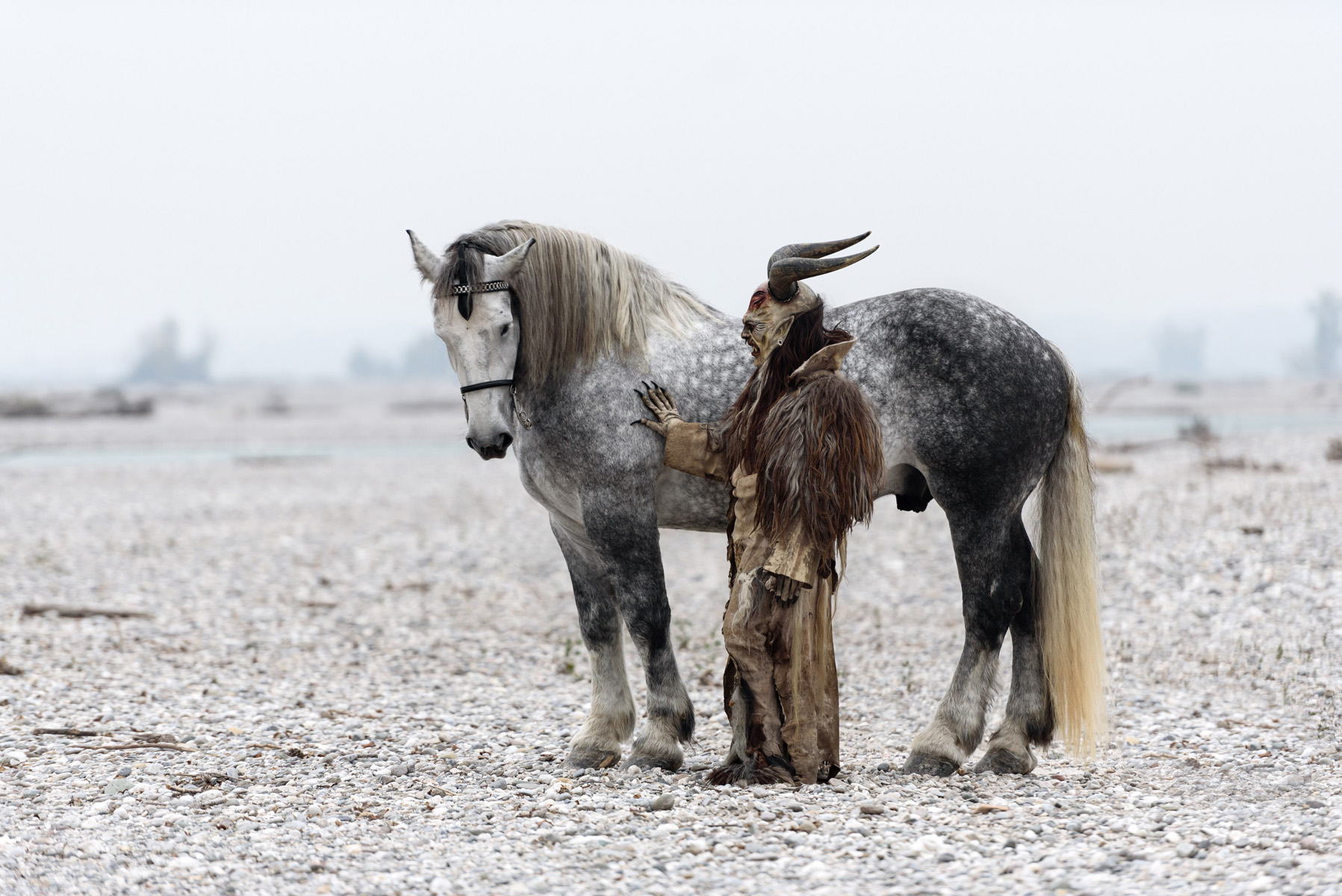 krampus accarezza il proprio cavallo