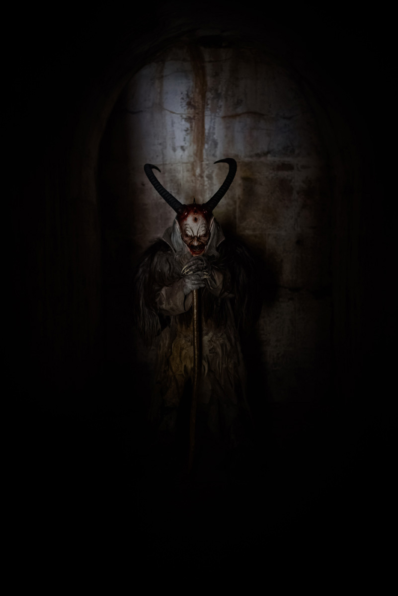 krampus nascosto in piedi all'interno della grotta