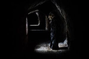 krampus di fronte alla finestra in grotta