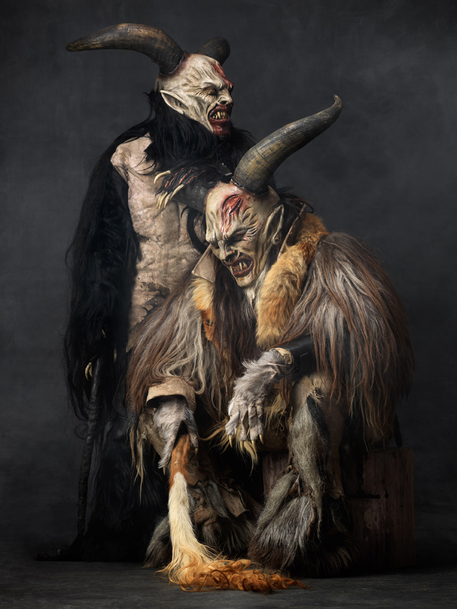 krampus seduti in posa all'interno del rifugio