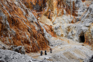 gruppo di krampus cammina fuori dalla miniera