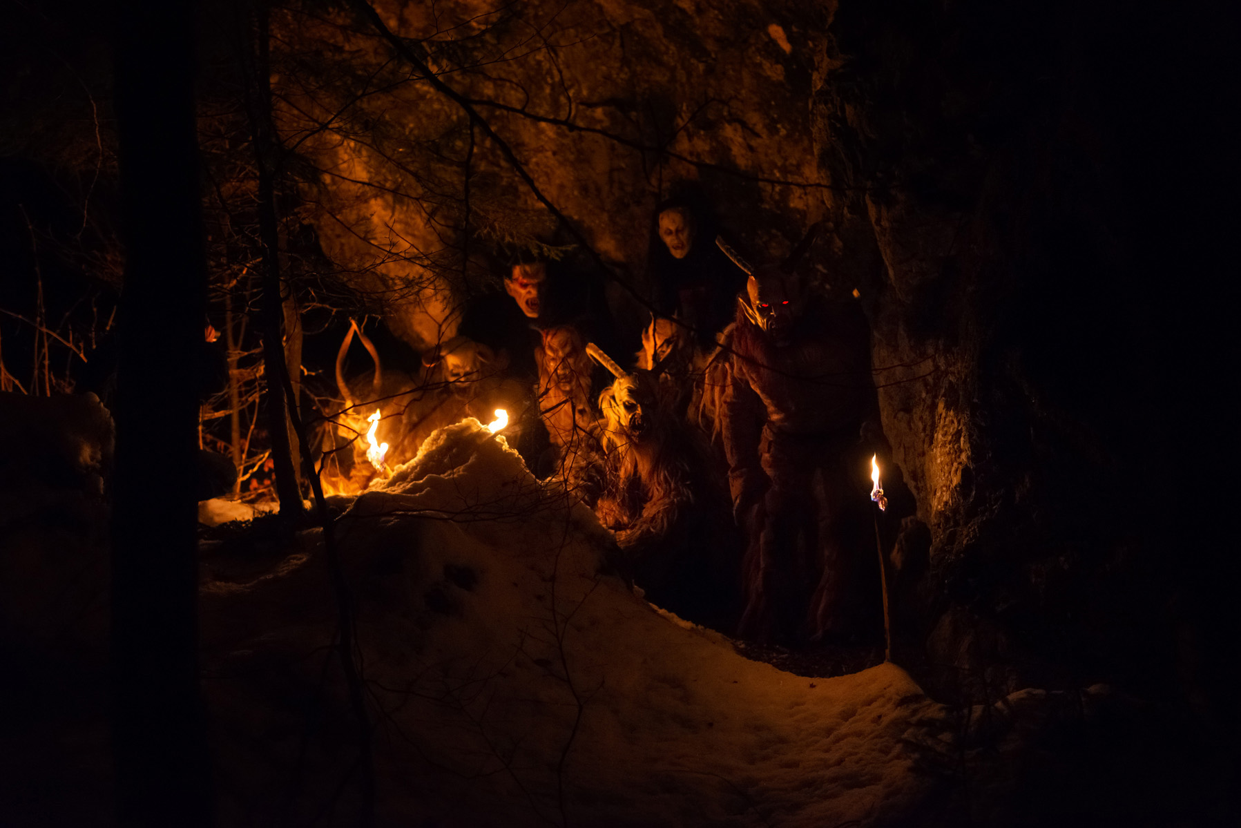 krampus all'interno della grotta nella neve