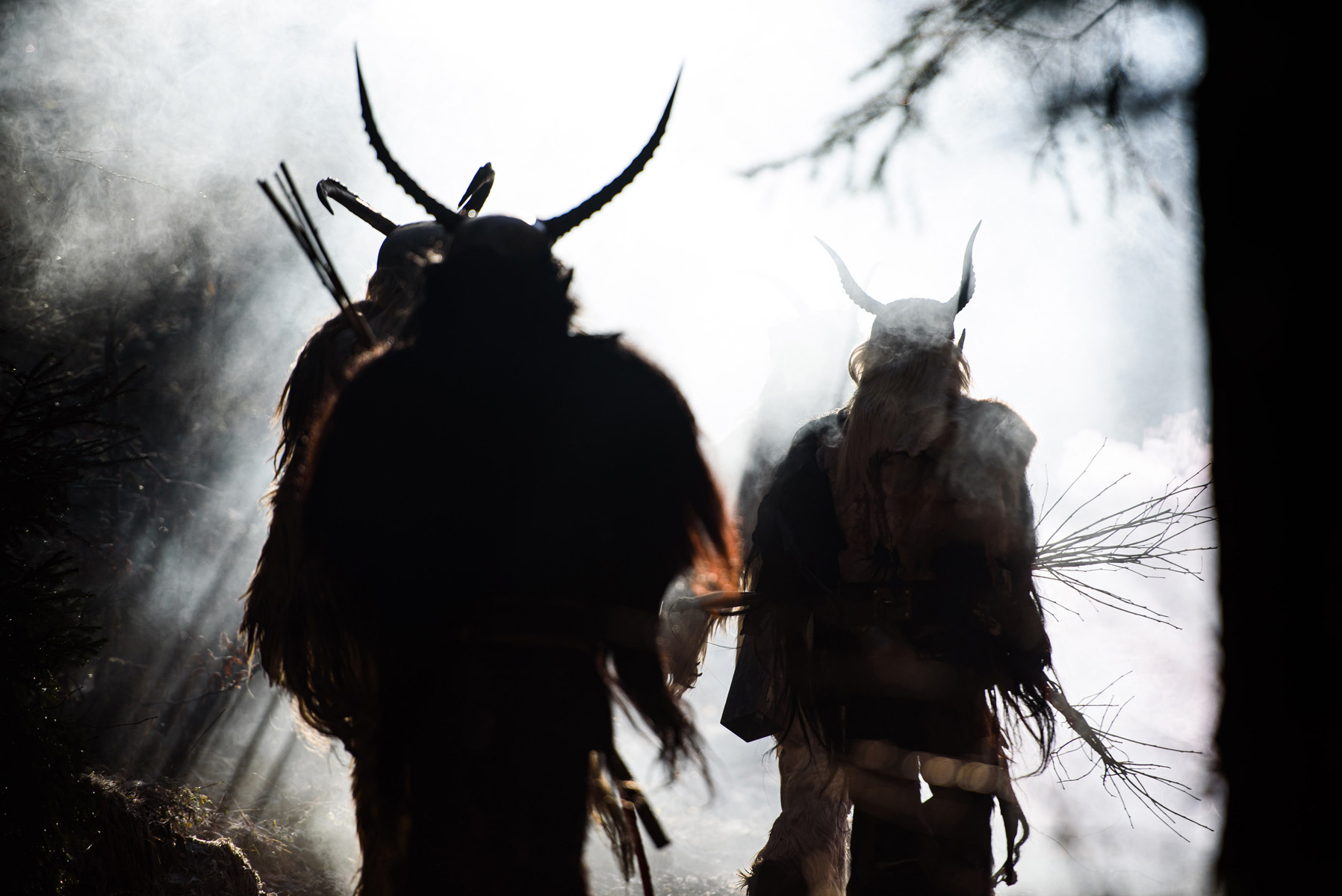 gruppo di krampus esce dal fumo nella foresta