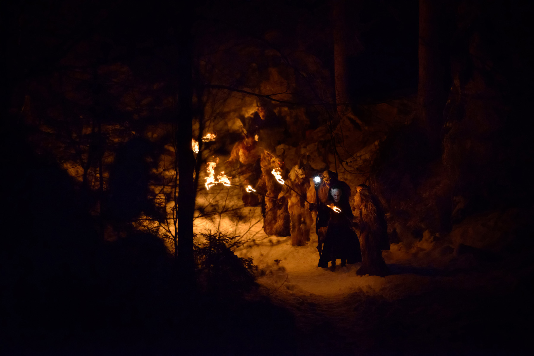 gruppo di krampus riposa nel bosco alla luce delle fiaccole