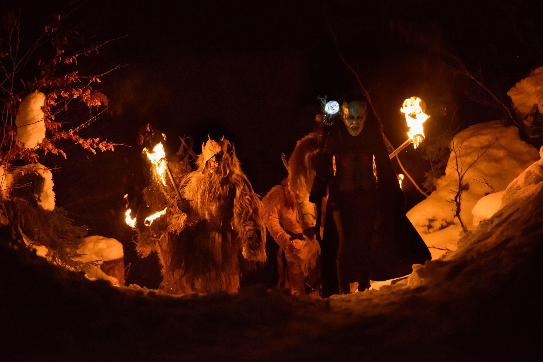 sfilata dei krampus con regina nella neve