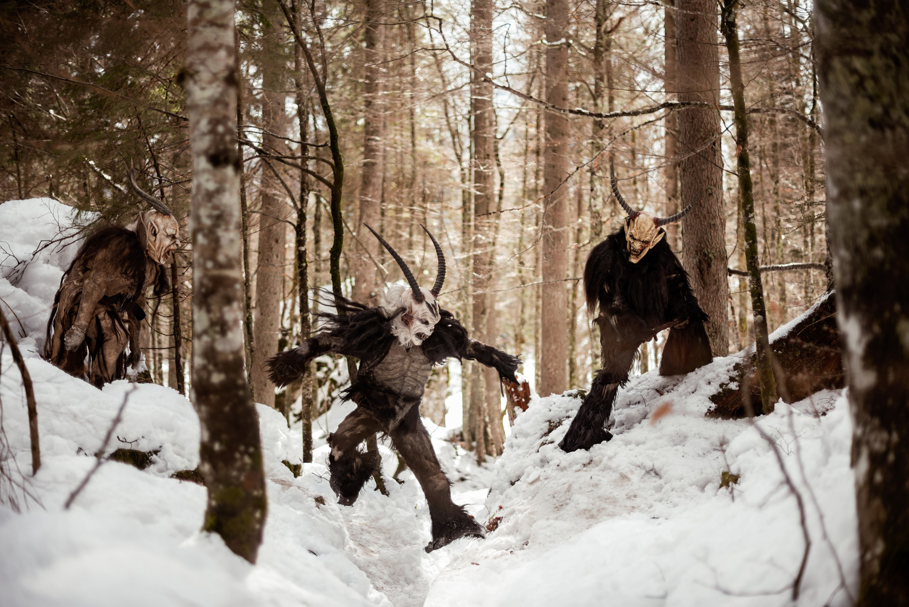 krampus salta un crepaccio tra la neve