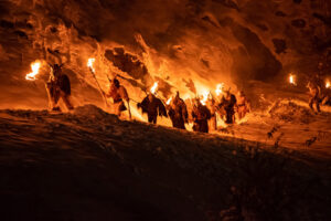 krampus camminano di notte in fila con le fiaccole infuocate