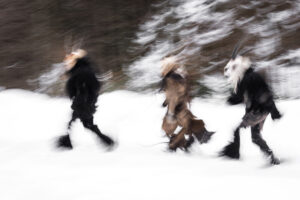 krampus scappano di corsa nella neve