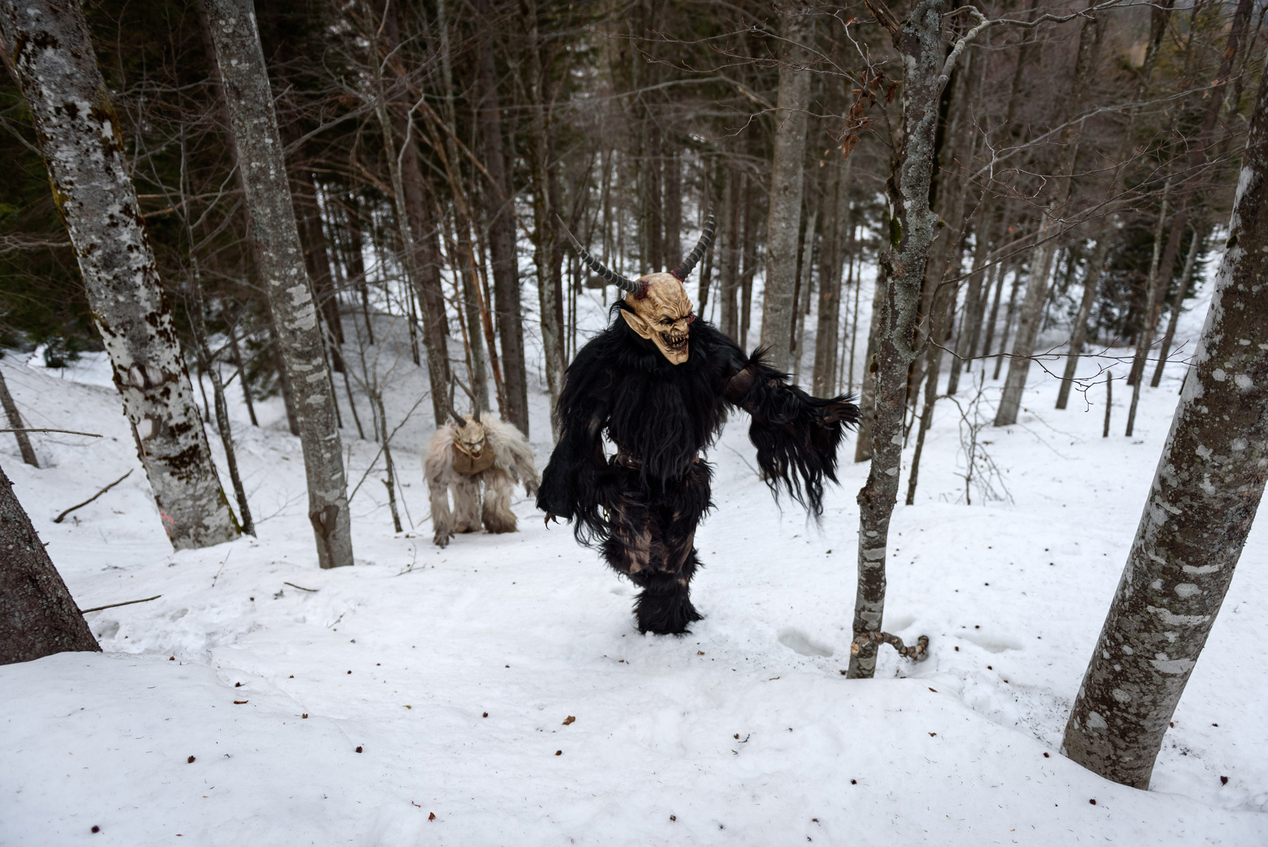 krampus risalgono la montagna sulla neve