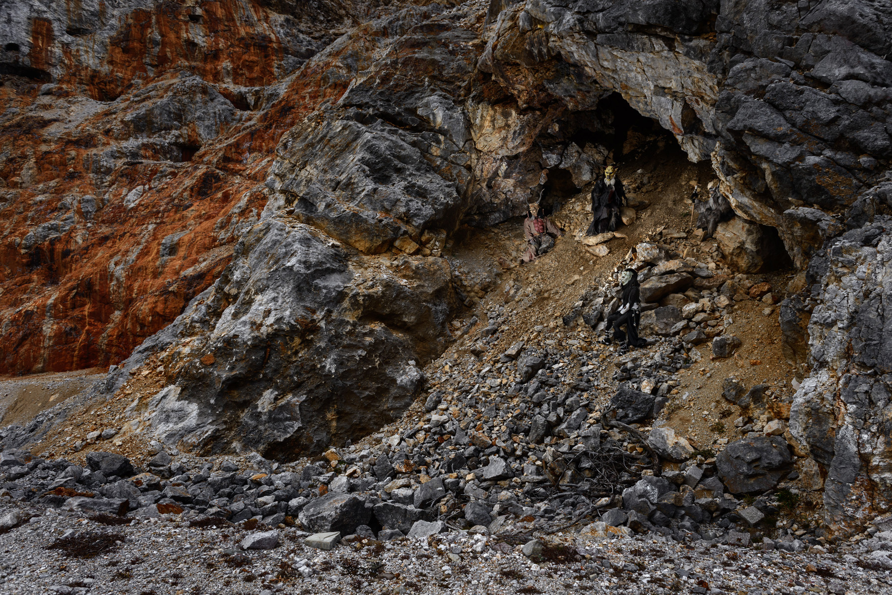 krampus seduti all'interno di una grotta