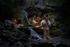 Krampus controllano il territorio davanti ad una cascata