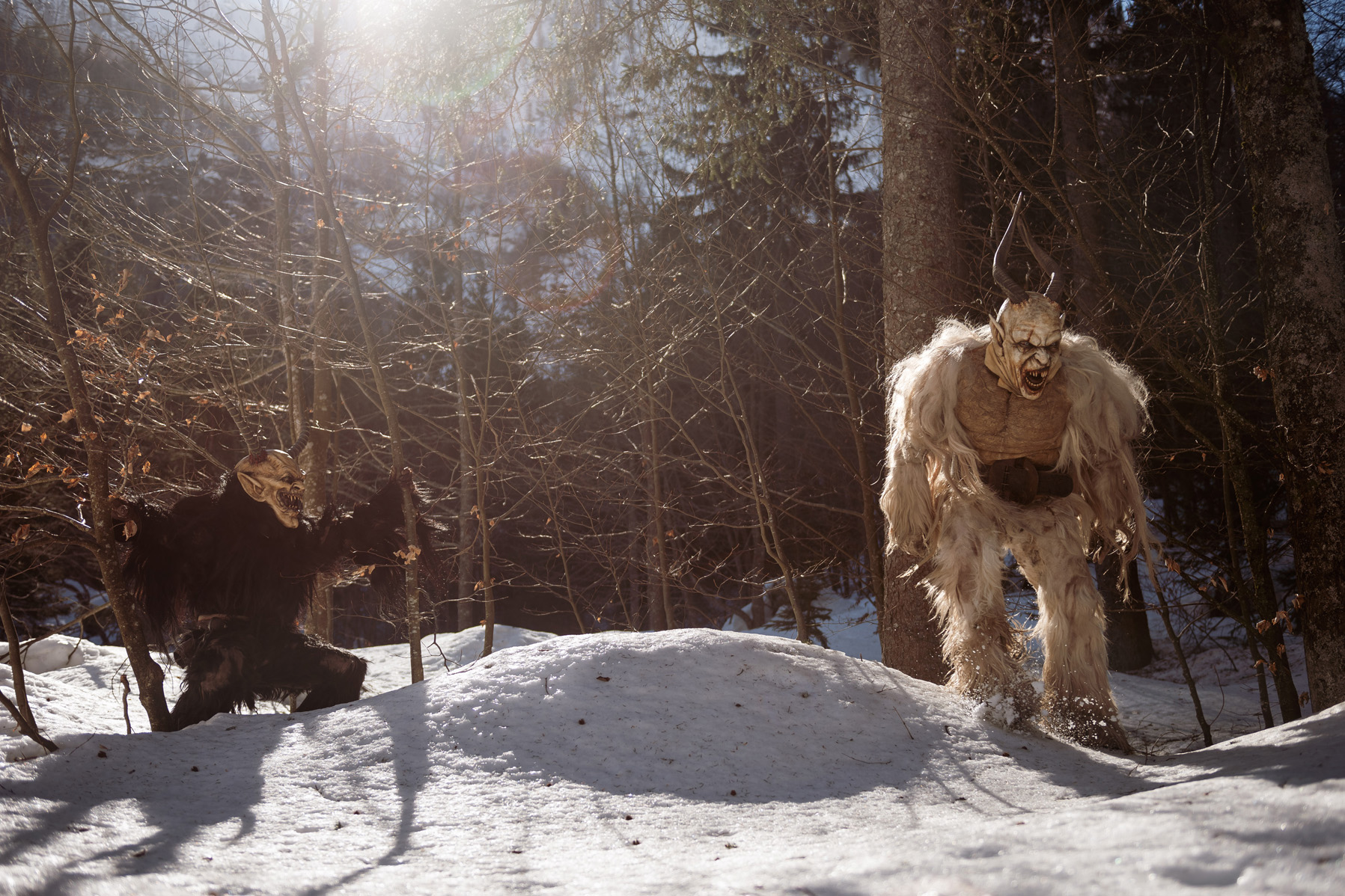 due Krampus scendono dalle montagne in mezzo alla neve