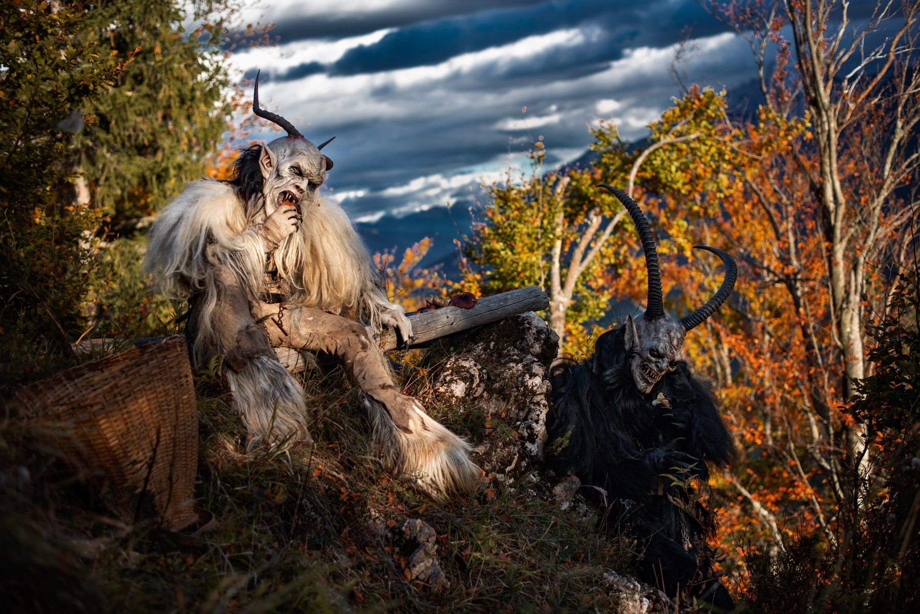 coppia di Krampus mangia i funghi al tramonto