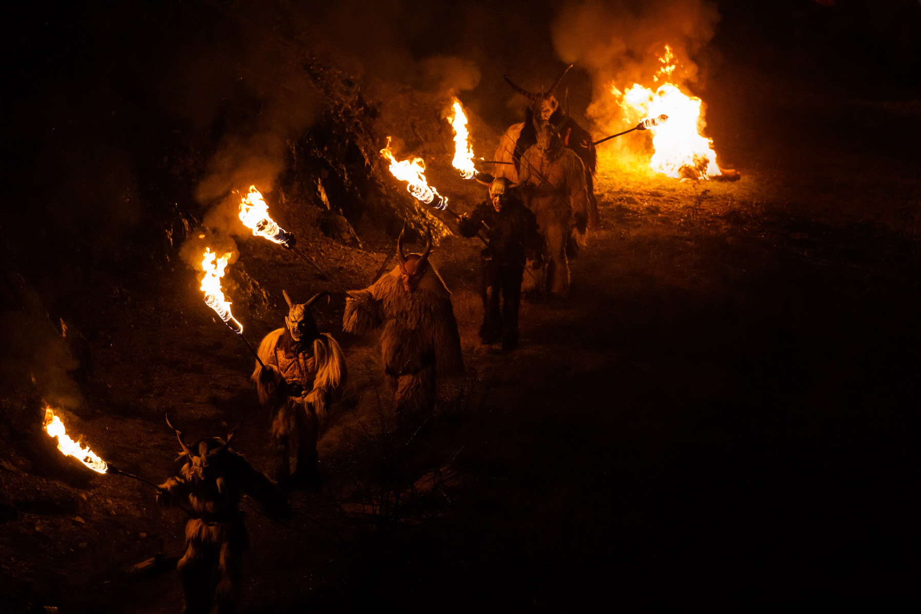 gruppo di Krampus cammina con le fiaccole accese