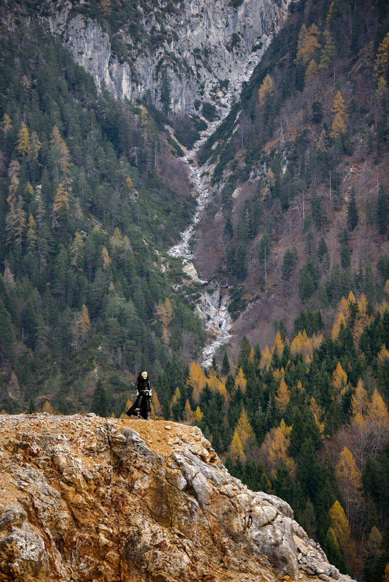 regina dei krampus in piedi sul ciglio della montagna