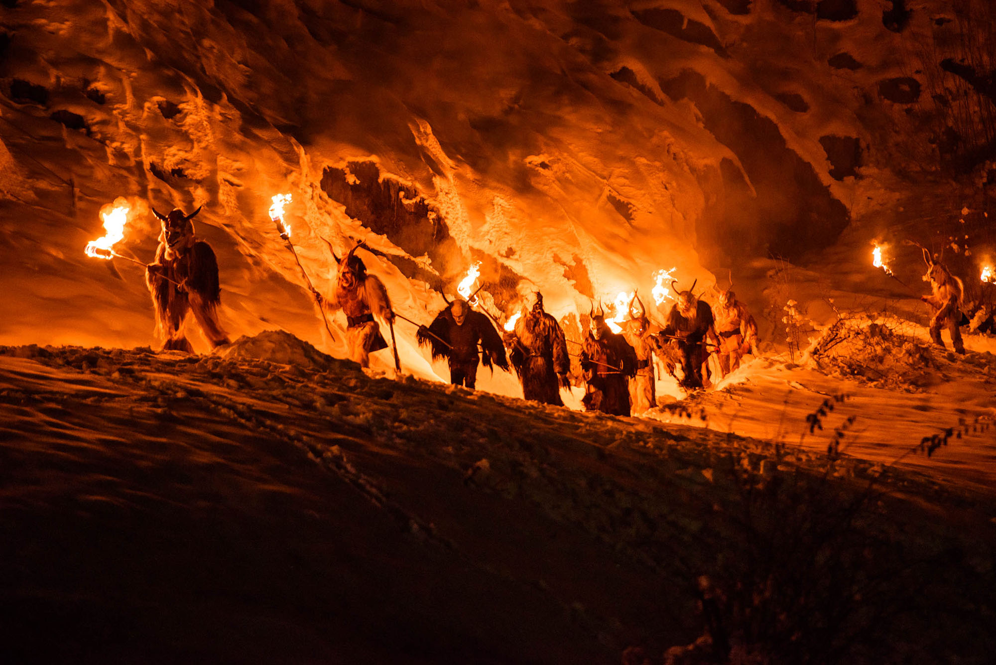 Gruppo di Krampus in sfilata